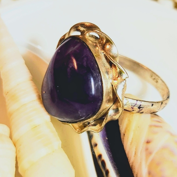 Pretty, Round-Triangle Shaped, Genuine, Amethyst Cabochon Ring. - Picture 6 of 6